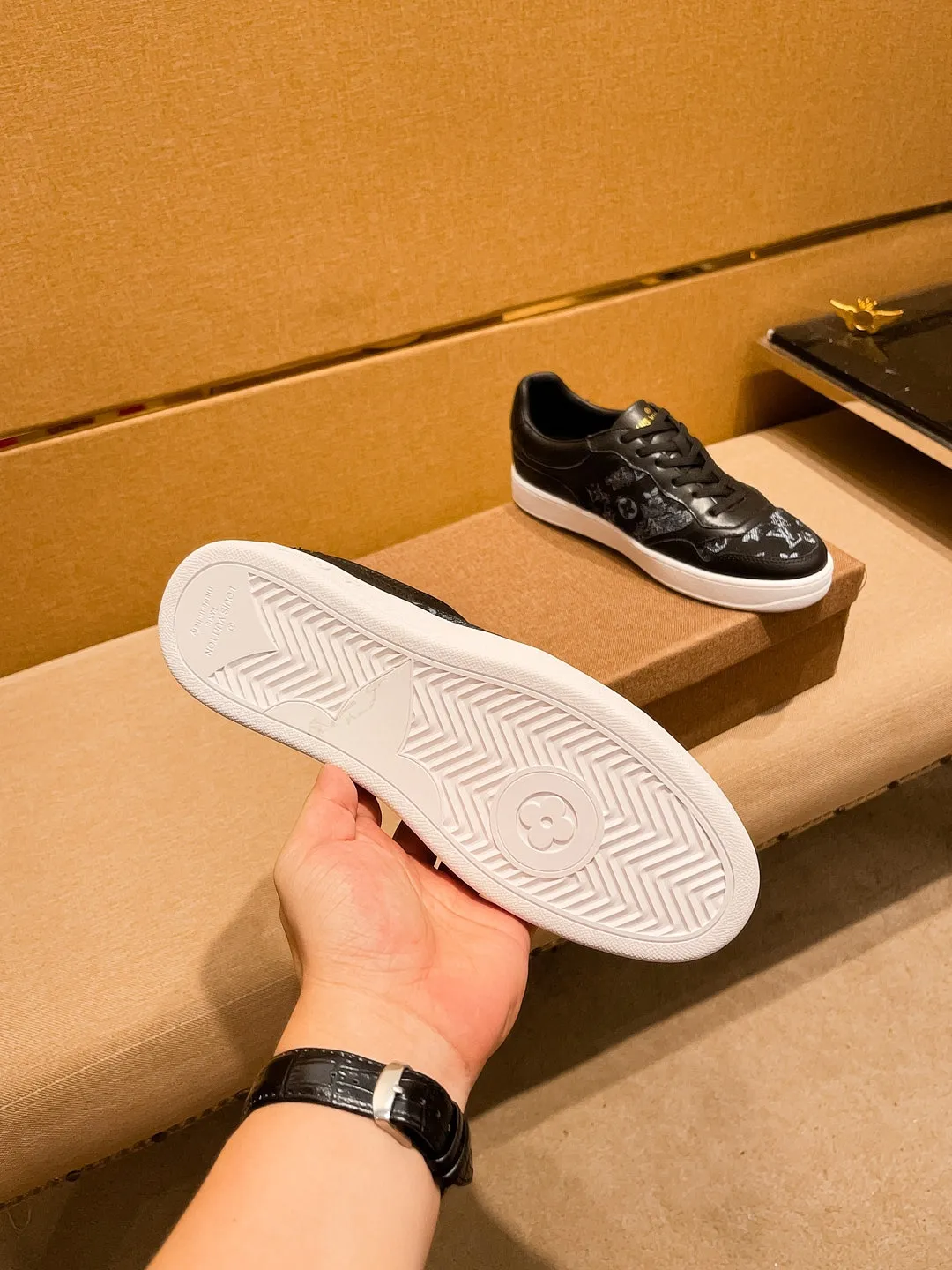 Men's shoes💰 400💰[LV]🔥Louis Vuitton, high-end men's shoes brand, official website 1:1 latest masterpiece: the upper is made of Italian imported first-layer cowhide with a comfortable and breathable lining➕original non-slip and wear-resistant outsole🔥, making walking more convenient and comfortable! An exclusive new model, a stunning work, a beautiful 1:1 replica [color] compared to the official quality! Create a fashionable personality to set off your uniqueness! A must-have for trendy men! Classic🔥Size: 38-44 Color: 🔥 2⃣️colors available🔥
